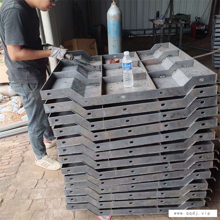 云南防撞墙模具-防撞墙钢模具-佳联模具图1