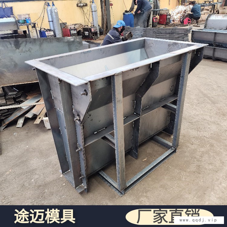 衡水隔离墩-途迈建筑钢模具厂家-高速公路隔离墩图片图1
